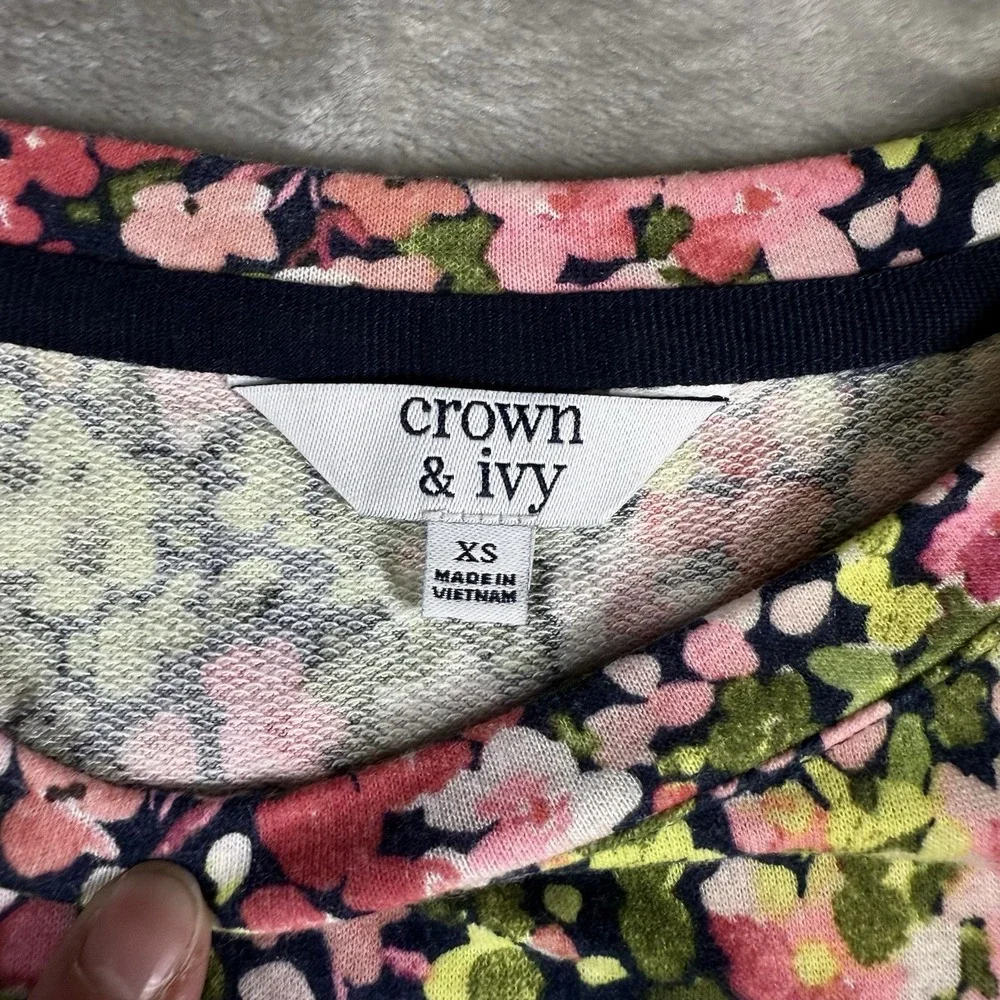 Crown & Ivy Top Women's Crew Neck Tee Cuffed Sleeve Size XS Floral - Picture 2 of 8